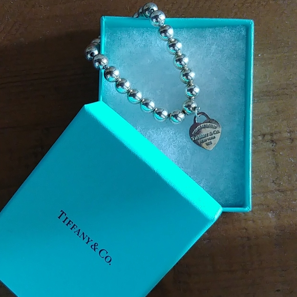 Woman LOVE a Tiffany blue box!! - Picture 10 of 13
